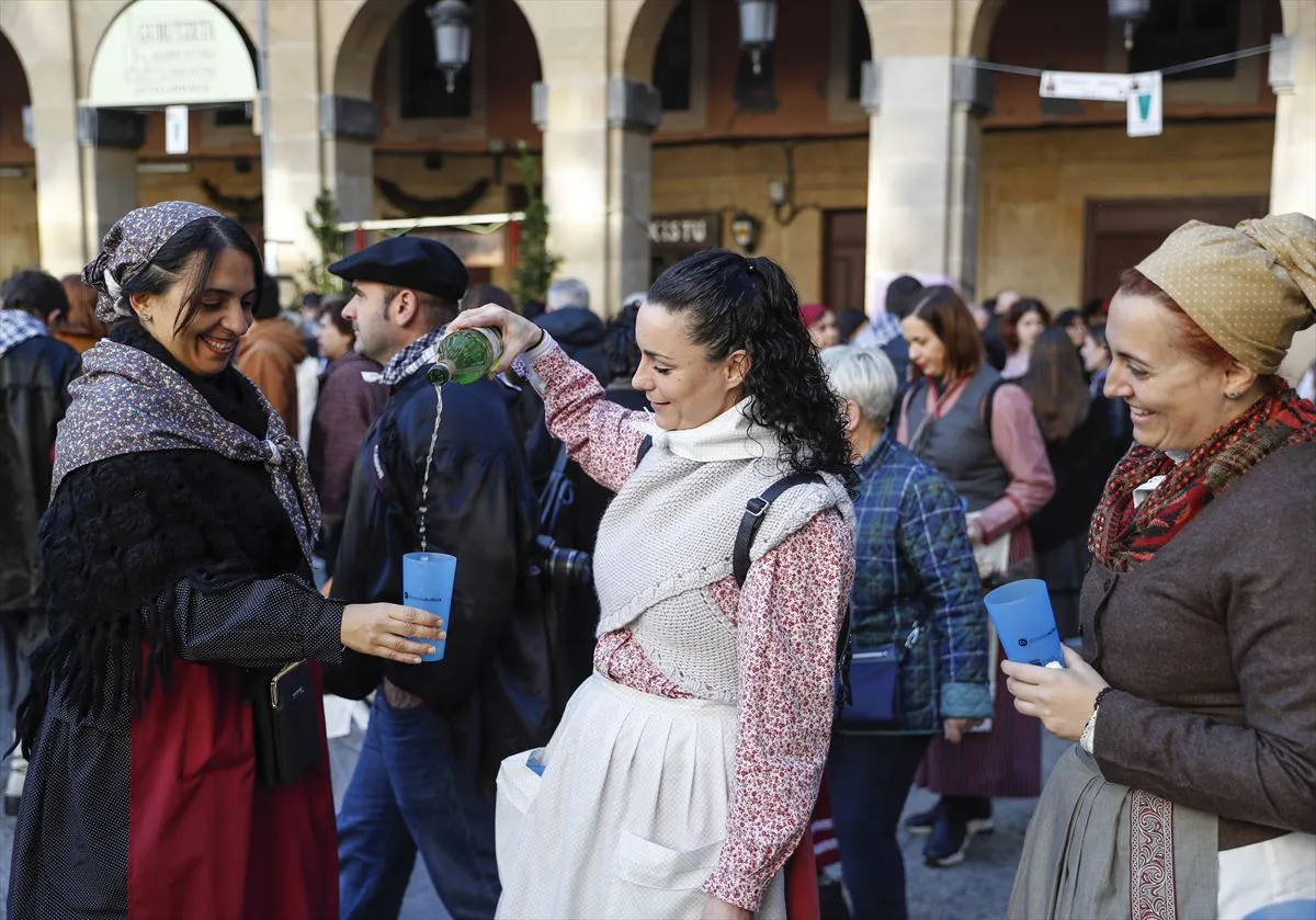 Fería de Santo Tomás en la plaza de la Constitución de San Sebastián