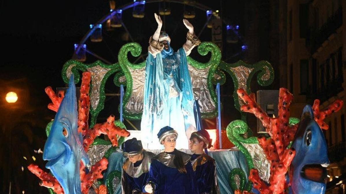 Pajes en la carroza de los Reyes Magos en Donostia